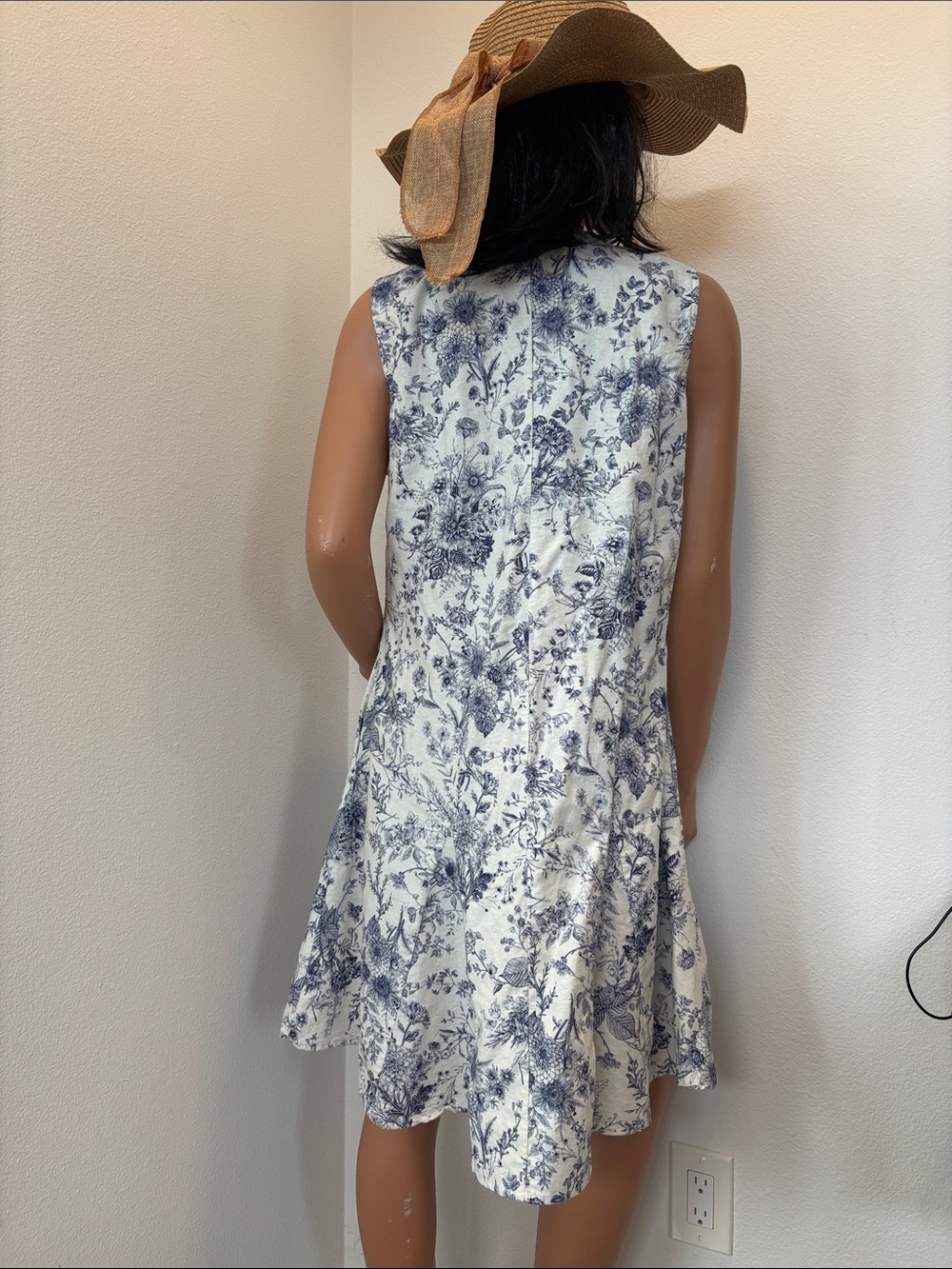 Sleeveless White & Blue Floral Button-Front Casual Dress - Picture 6 of 9